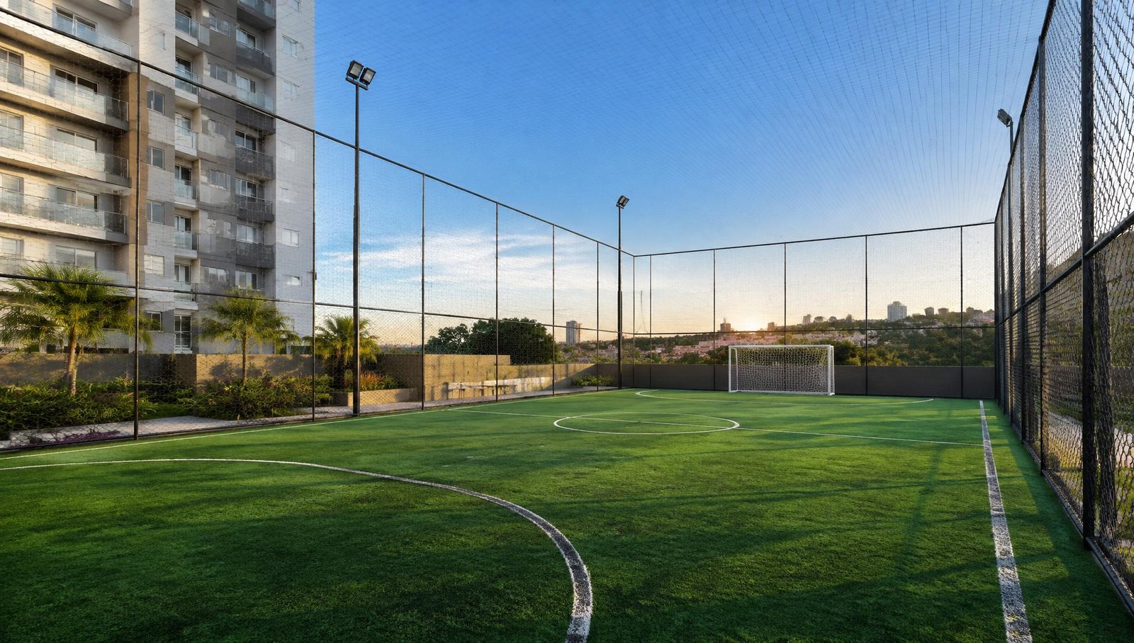 Quadra de futebol de condomínio cercada por redes